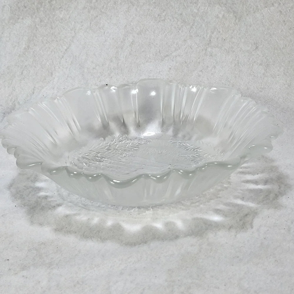 Mikasa Winter Dreams Frosted Glass Christmas Winter Scene Bowl Scalloped Edge